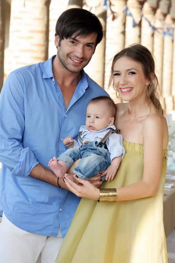 Adela Popescu si Radu Valcan impreuna cu finul lor, Vlad