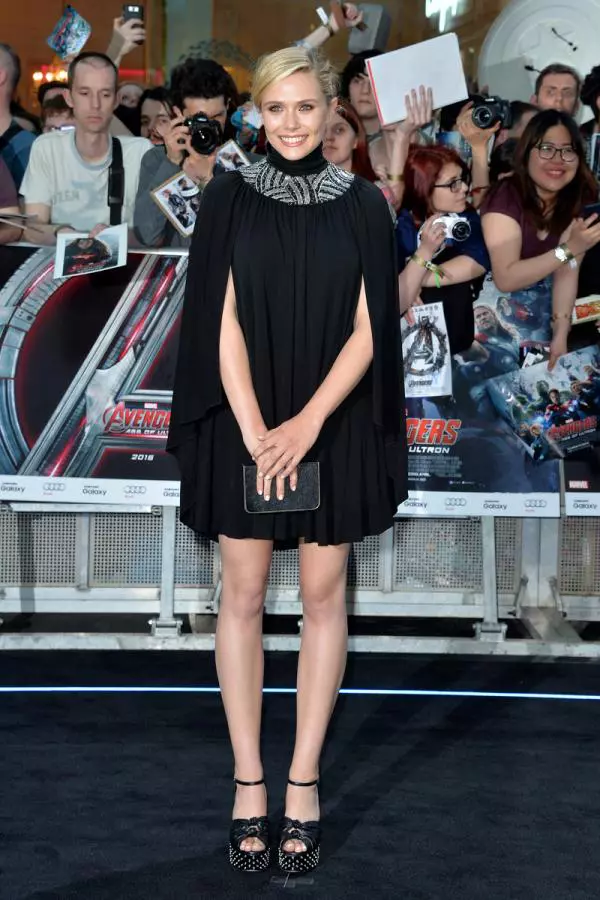 Elizabeth Olsen - Rochie Saint Laurent la premiera „Avengers” de la Londra