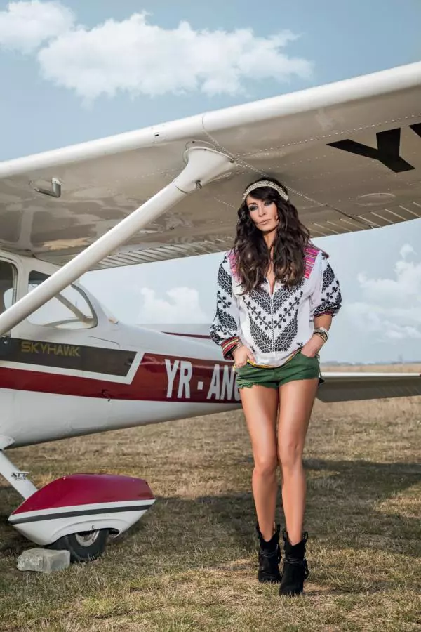 Ie, șort, bentiță Dana Budeanu, ciocate Isabel Marant