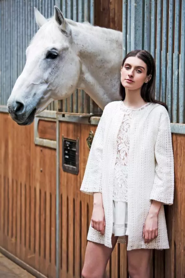 Top, 145 lei; fustă, 369 lei, ambele PNK Casual; jachetă Stefanel, 740 lei.