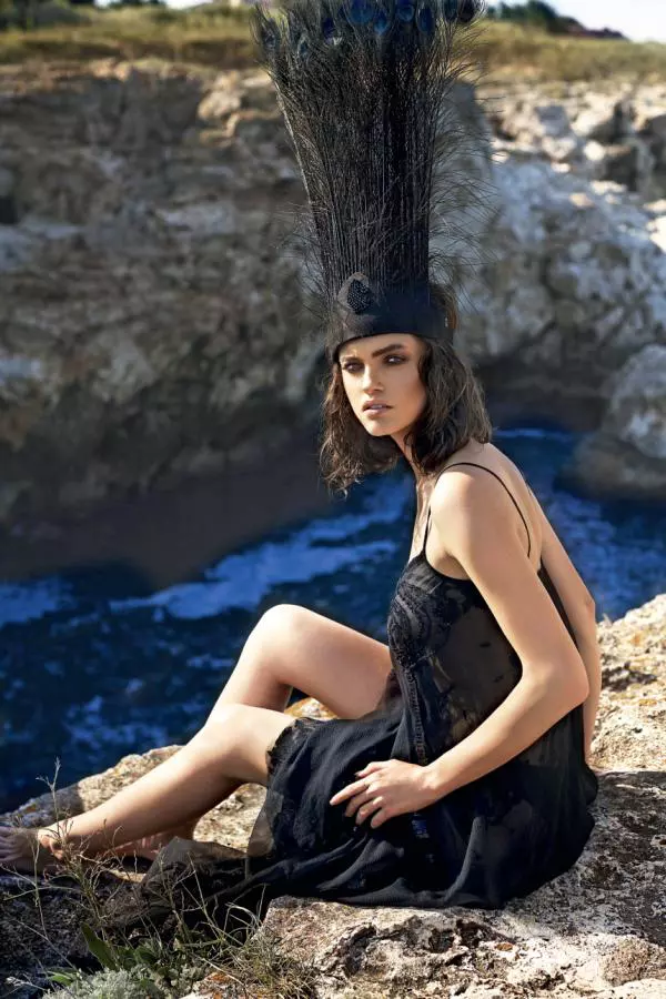 Rochie Ingrid Vlasov, 3.865 lei; accesoriu păr Gabriela Dumitran, preț la cerere.