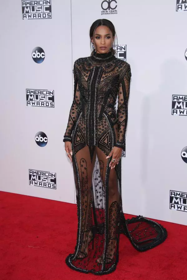 Ciara - Rochie Reem Acra la AMA