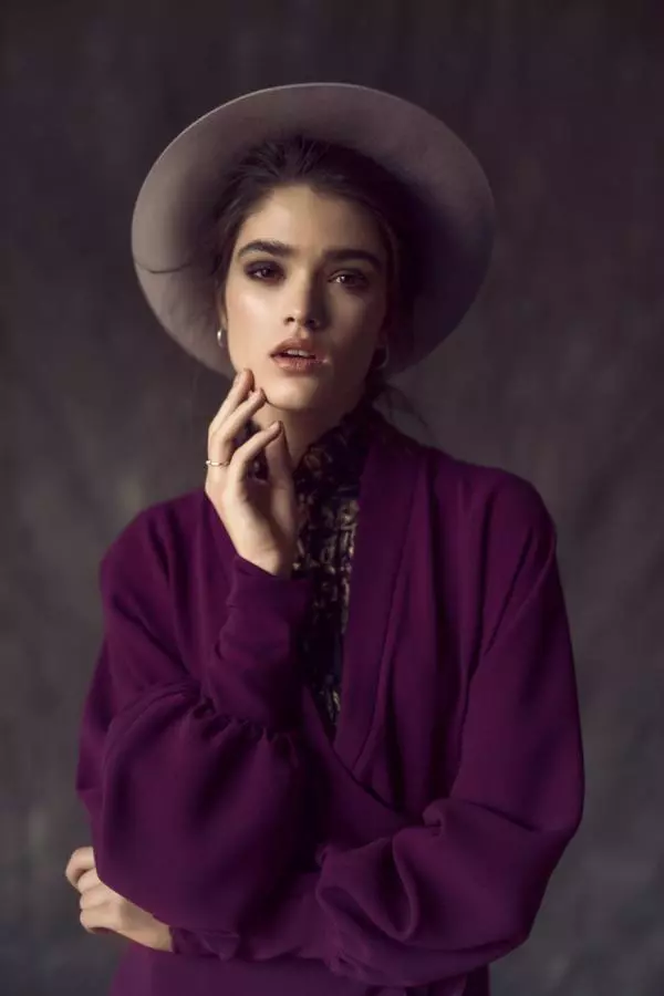 Rochie cu imprimeu H&M, 129 lei; rochie vișinie Rhea Costa, preț la cerere; pălărie Accessorize, 179 lei.