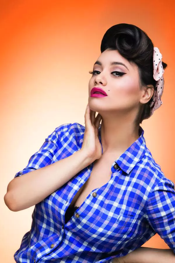 Anii 50- În anii '50, stilul pin-up era sinonim cu senzualitatea în cea mai explicită formă a ei, influențând chiar și astăzi celebrități ca Gwen Stefani sau Katy Perry. Machiajul puternic, buzele roșii sau eyeliner-ul negru sunt aspectele definitorii dacă îți dorești un stil pin-up autentic.