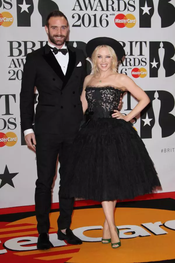 Kylie Minogue si Joshua Sasse