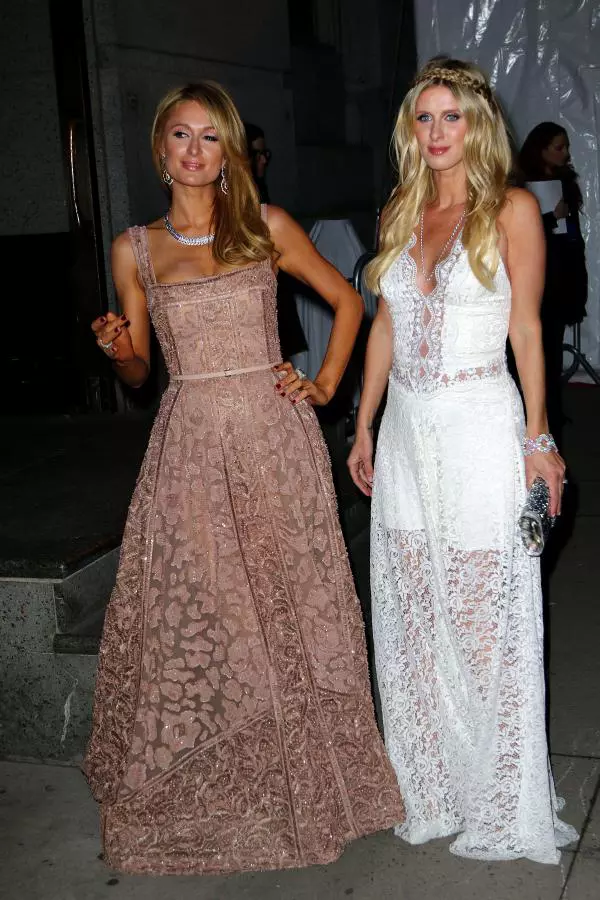 Paris si Nicky Hilton