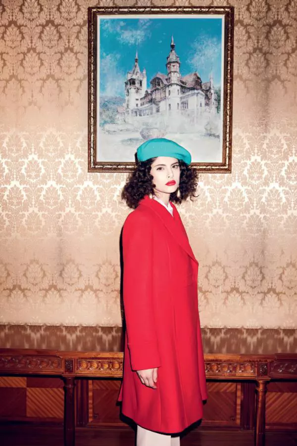 Cămașă DKNY, magazinul Sport Couture, 939 lei; palton Gerard Darel, 1.231,5 lei; cercei H&M, 59,90 lei. Machiaj: Alexandra