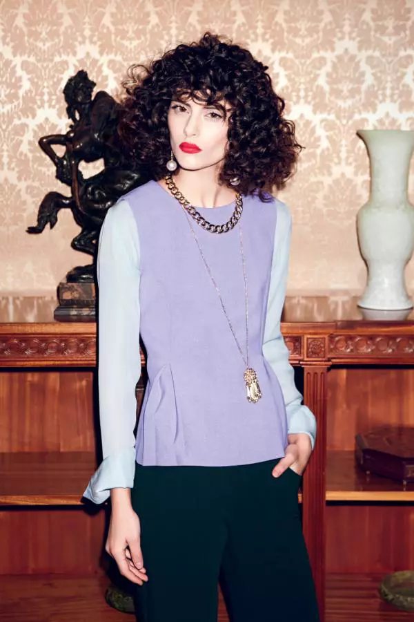 Bluză Gerard Darel, 574 lei; top Diane von Furstenberg, magazinul Sport Couture, 1.219 lei; pantaloni Stefanel, 300 lei; colier cu pandantiv, 39,90 lei; colier, 39,90 lei; ambele H&M; cercei Zara, 59,90 lei