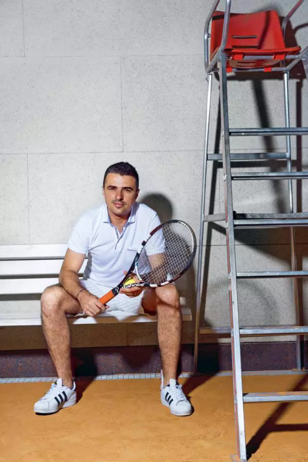 Cornel Ilie - Tricou Marks&Spencer, pantaloni Zara, pantofi sport Adidas.