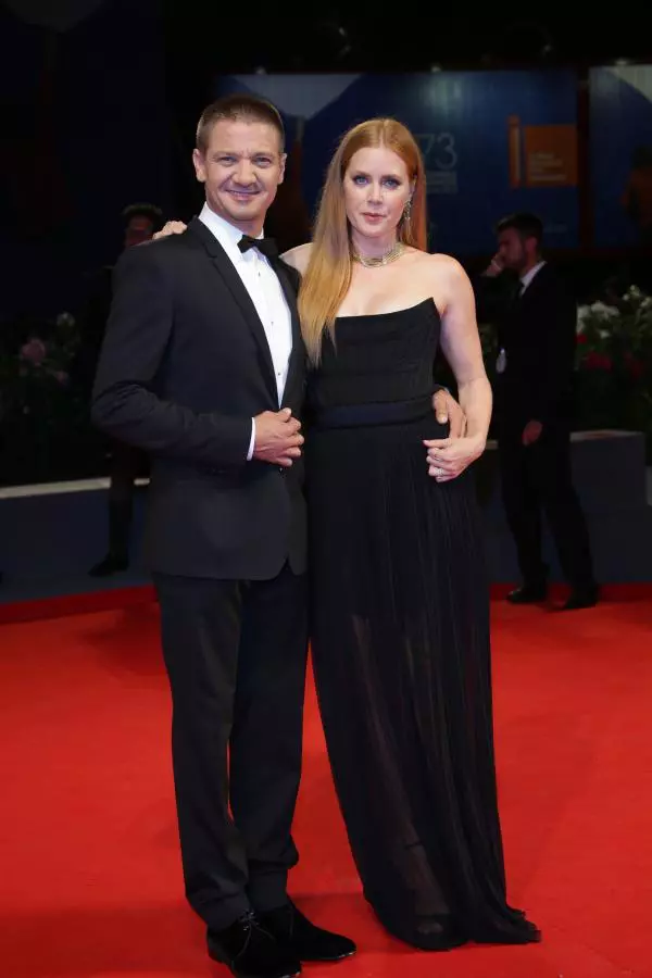 Amy Adams şi Jeremy Renner