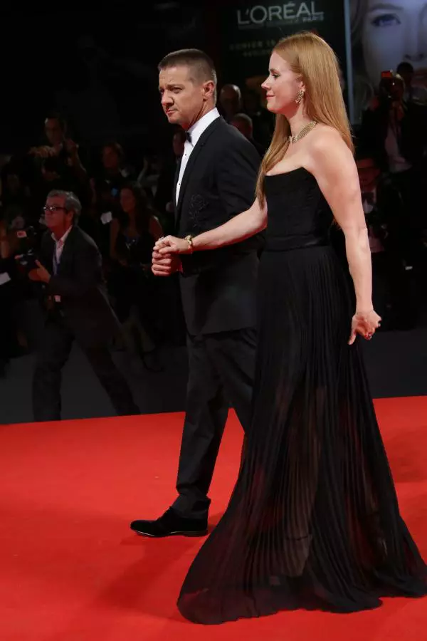 Amy Adams şi Jeremy Renner