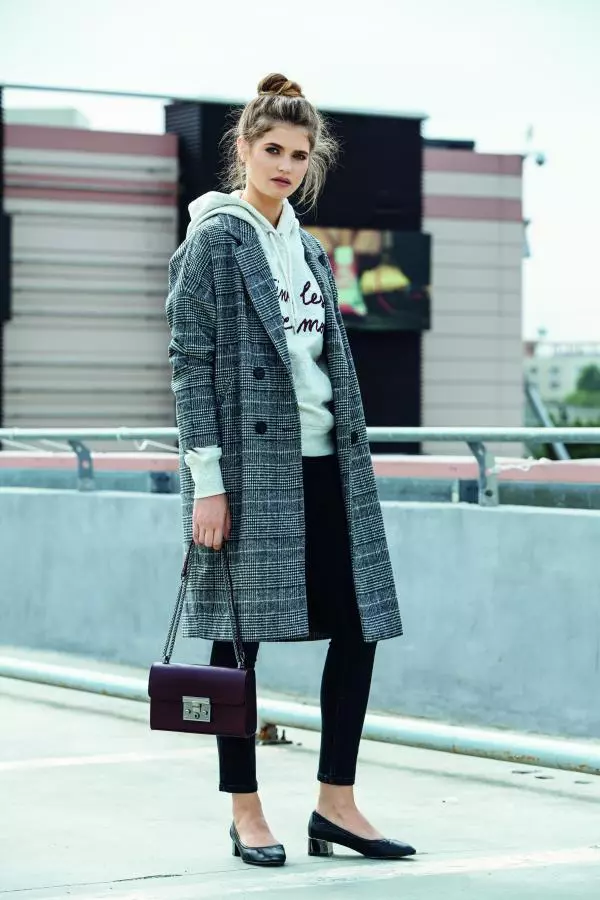 Hanorac H&M, 99 lei; blugi Marks&Spencer, 179 lei; palton Mango, 549,90 lei; geantă Epica, magazinul Otter, 299 lei; pantofi Aldo, 399 lei. Produsele sunt disponibile în București Mall.