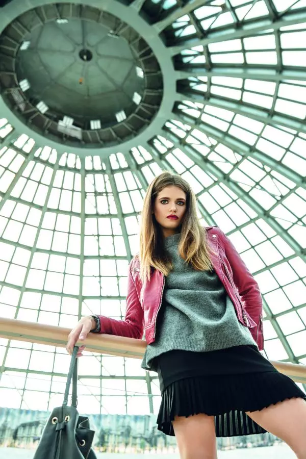 Pulover Zara, 129,90 lei; geacă Mango, 549,90 lei; fustă Koton, 79,99 lei; geantă Tommy Hilfiger, 1.269 lei. Produsele sunt disponibile în București Mall.