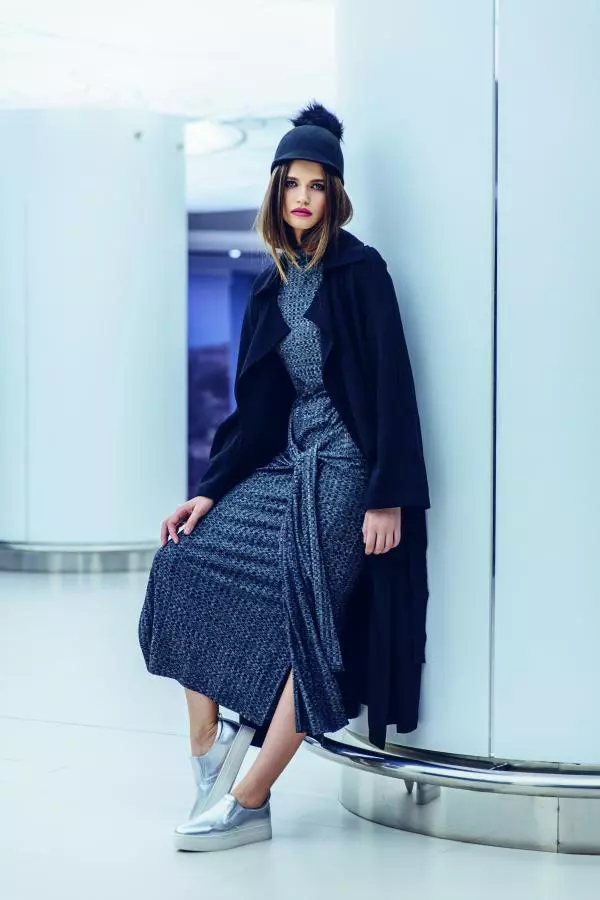 Rochie Marks&Spencer, 319 lei; trenci Zara, 299 lei; pălărie, 169 lei; pantofi sport, 299 lei; ambele produse Aldo. Produsele sunt disponibile în București Mall.