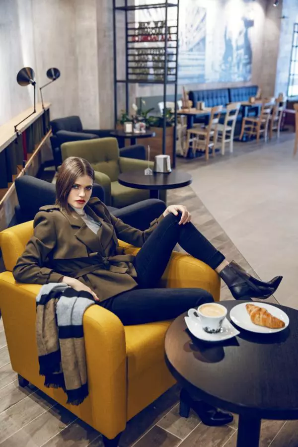 Top Vero Moda, Debenhams, 110 lei; jachetă Marks&Spencer, 319 lei; blugi Collin’s, 169,90 lei; botine, 549 lei; eșarfă, 99 lei; ambele produse Aldo. Produsele sunt disponibile în București Mall. Locație: Ana Baking Co. – București Mall