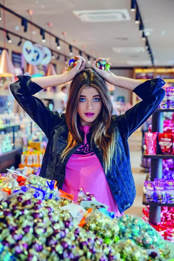 Tricou Tommy Hilfiger, 239 lei; geacă Collin’s, 189,90 lei; pantaloni Koton, 69,99 lei. Produsele sunt disponibile în București Mall. Locație: Magazinul Kahve Dunyasi –București Mall.