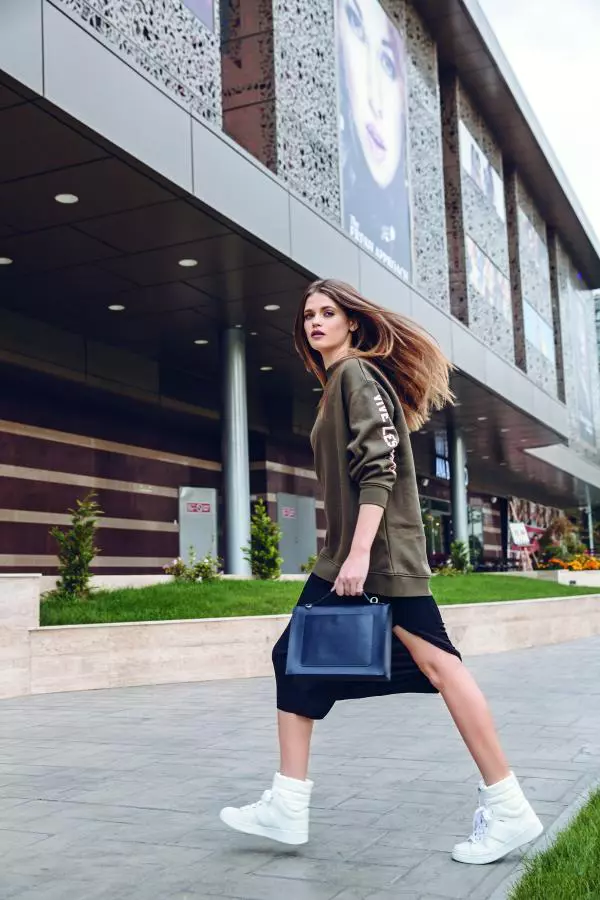 Hanorac, 129 lei; fustă, 89,90 lei; ambele produse H&M; pantofi sport Geox, magazinul Otter, 629 lei; geantă Epica, magazinul Otter, 429 lei. Produsele sunt disponibile în București Mall.