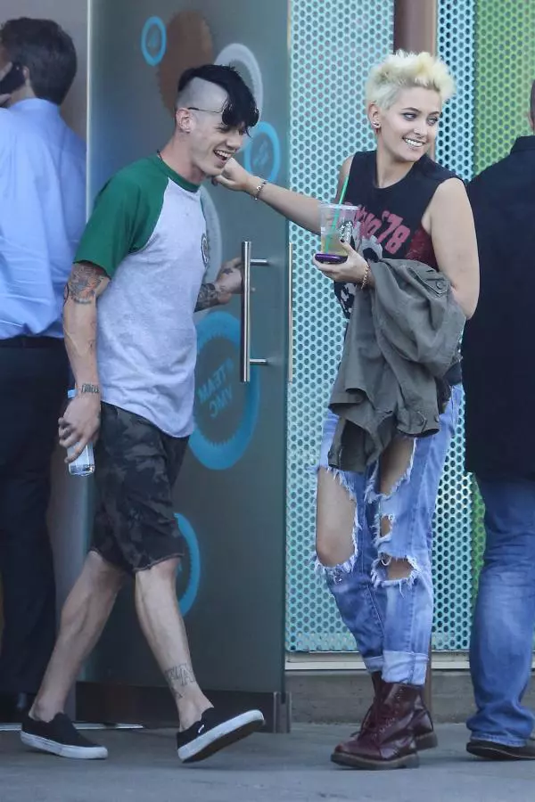 La 18 ani, alături de iubitul ei, toboșarul Michael Snoddy (26).