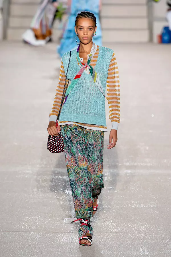 Pantalonii legați pe gleznă