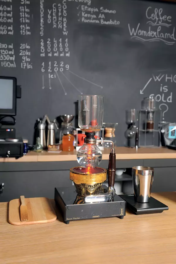 Prepararea cafelei prin metoda Syphon