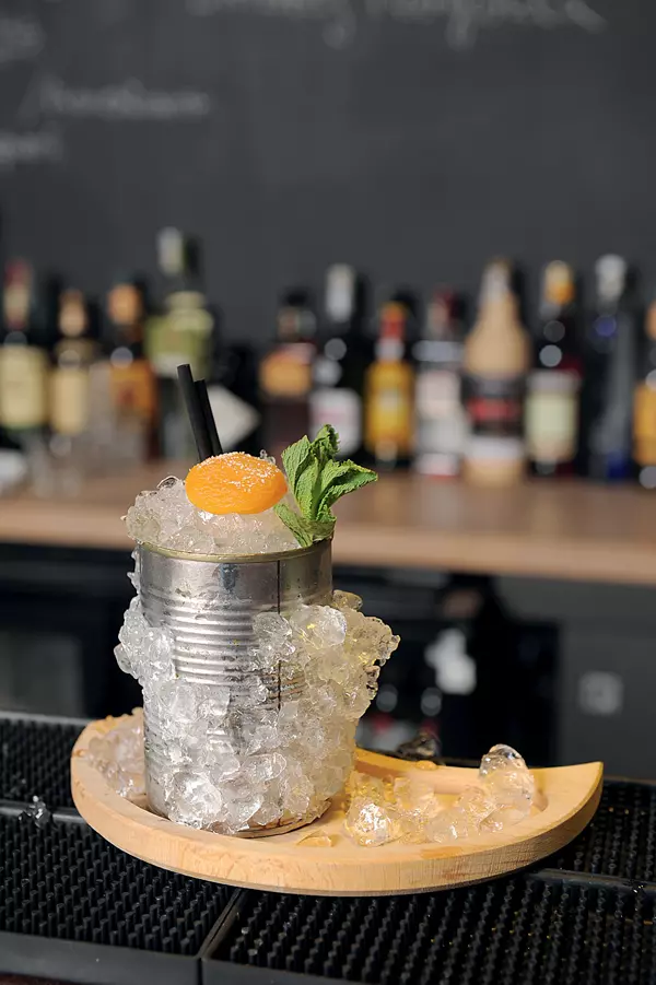 JULEP ME: COCKTAIL CU BRANDY, APRICOT BRANDY, SIROP ORGEAT, SUC DE LAMAIE Si MENTA