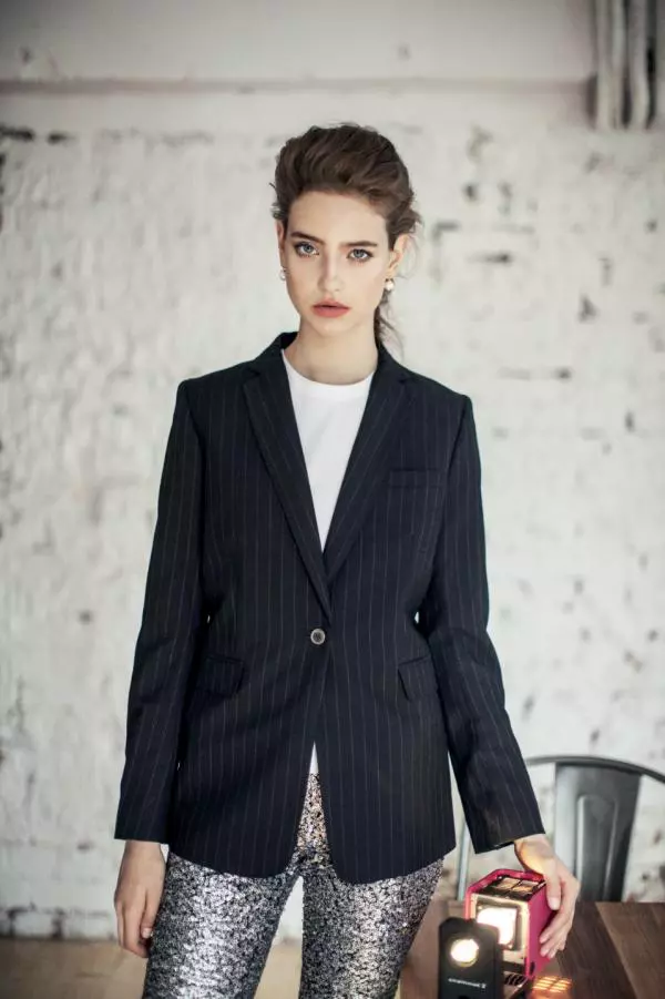 Tricou Petit Bateau, 89 lei; sacou Gerard Darel, 1.467 lei; pantaloni H&M, 129 lei.