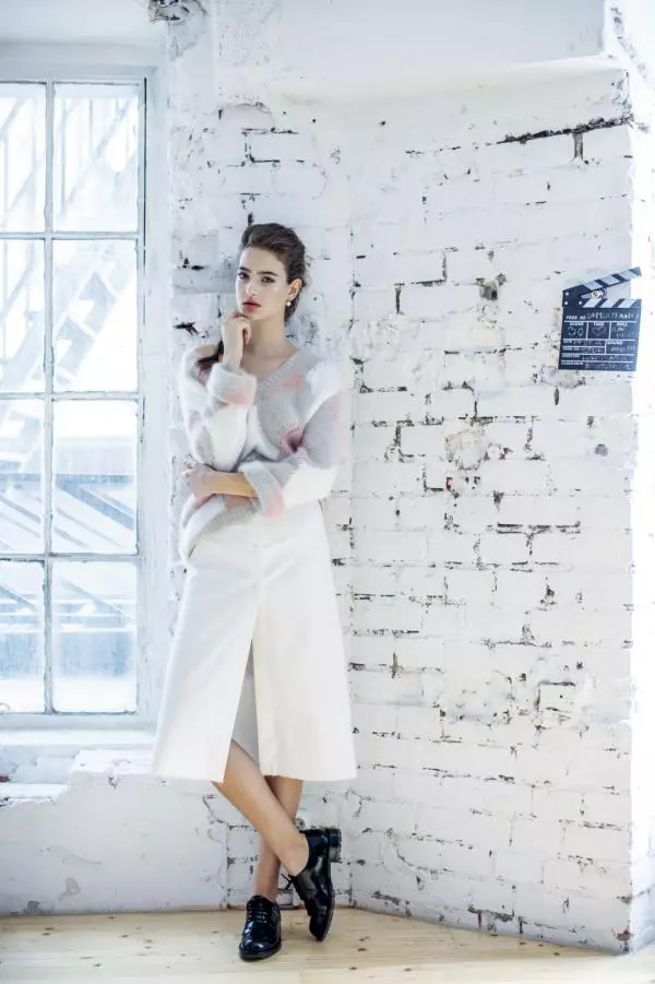 Pulover din angora Ermanno Scervino, pre] la cerere; fust` Irina Marinescu, 640 lei; pantofi Valentino, pret la cerere. 