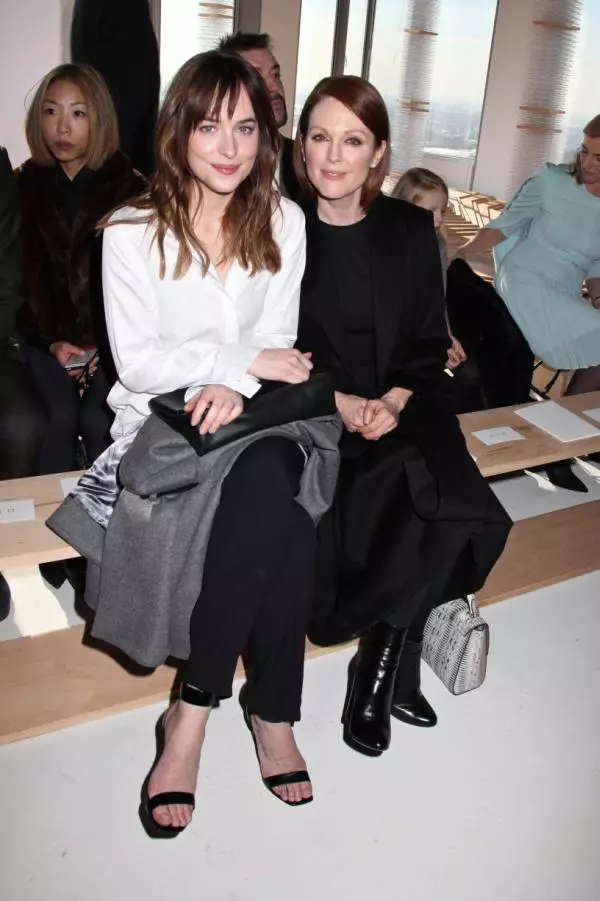 Dakota Johnson si Julianne Moore - Boss