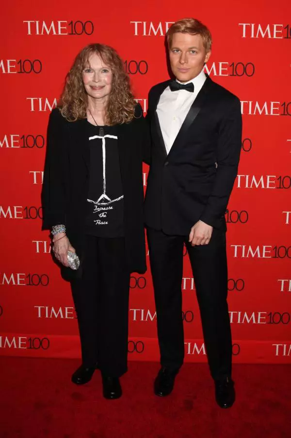 Mia Farrow si Ronan Farrow