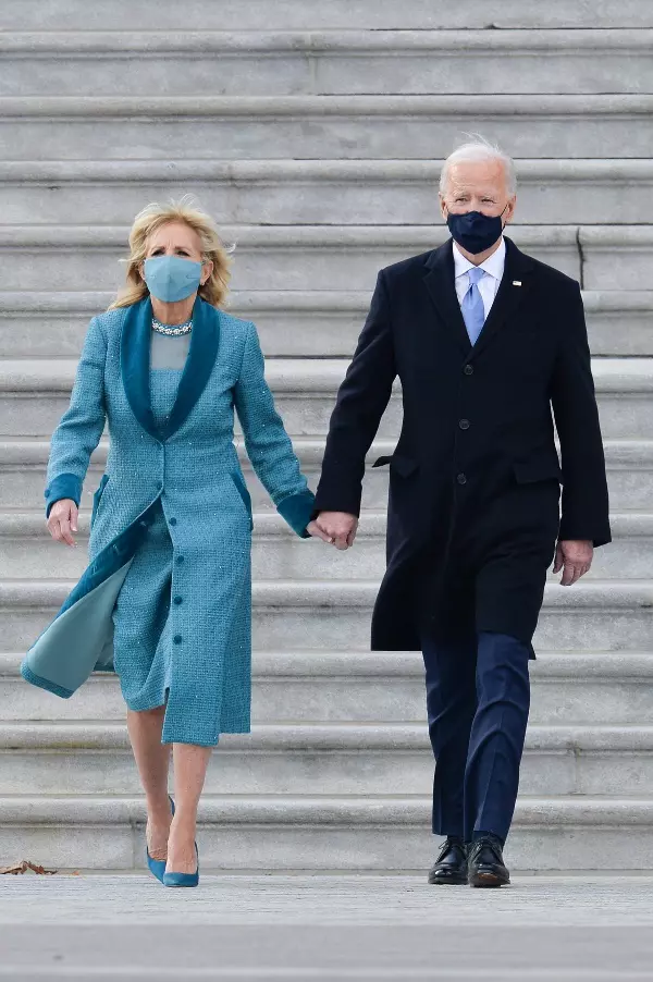 Dr. Jill Biden într-o ținută Markarian, Joe Biden în Ralph Lauren