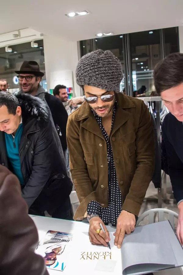 Lenny Kravitz semnand autografe la Colette Paris