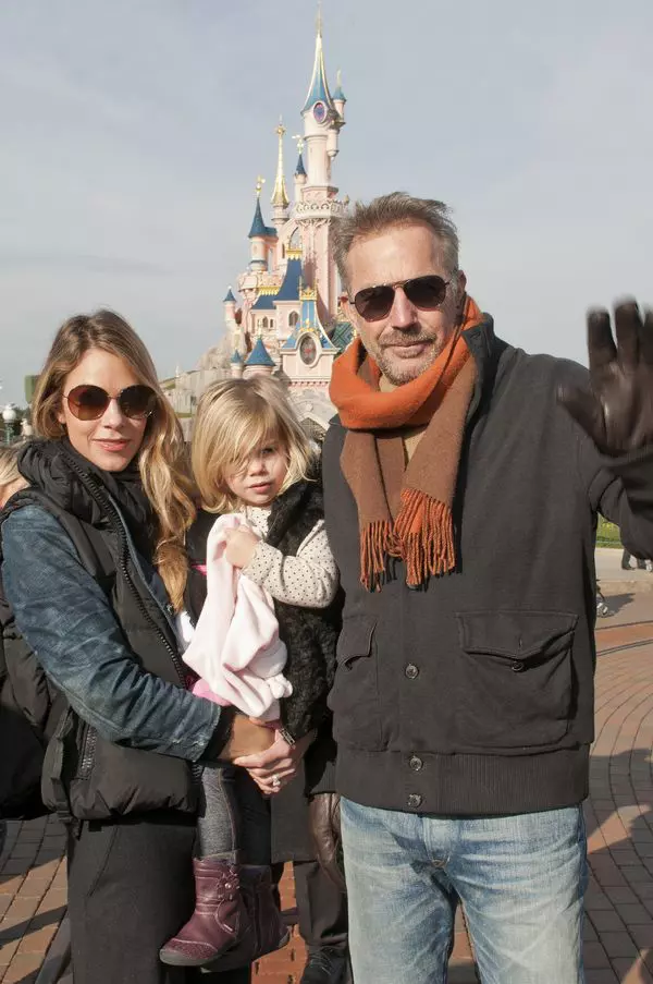 Kevin Costner cu familia la Disneyland Paris