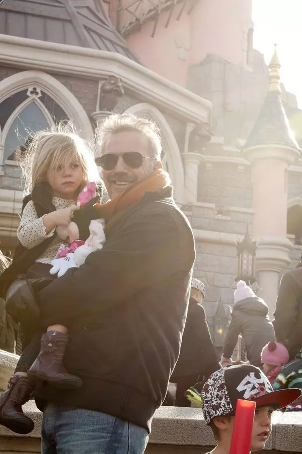 Kevin Costner cu familia la Disneyland Paris