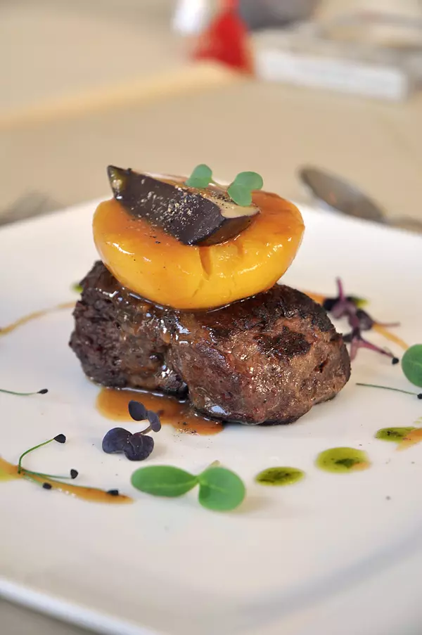 Muschi de vita cu foie gras si piersica