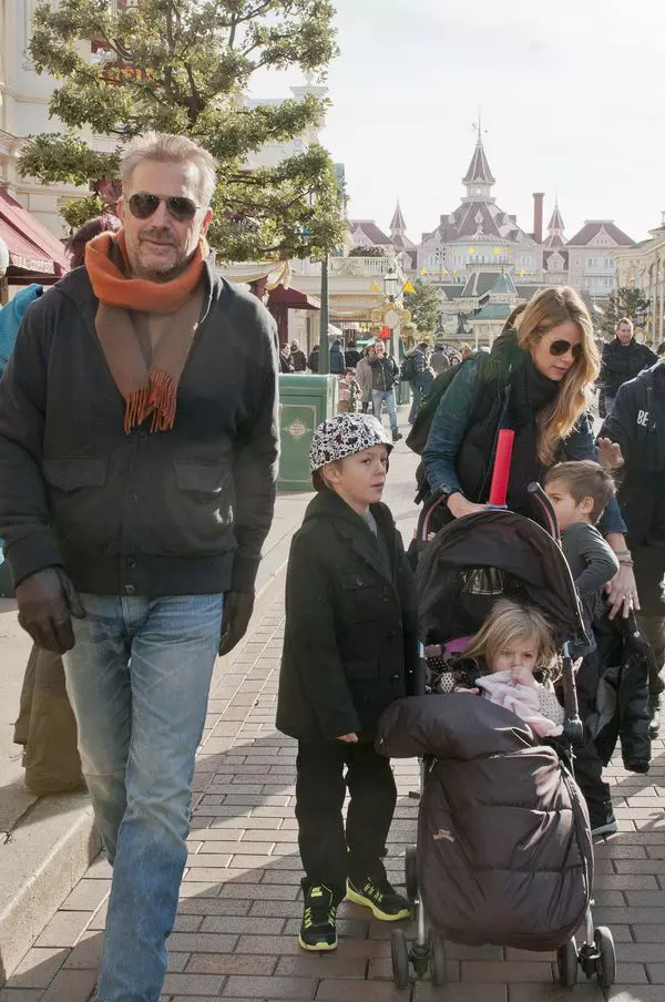 Kevin Costner cu familia la Disneyland Paris