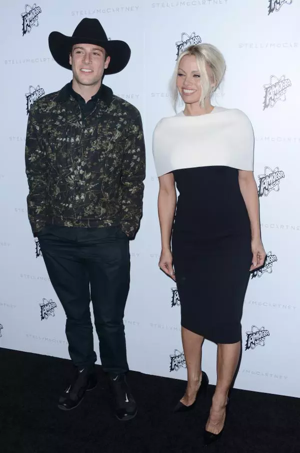 Brandon Lee Thomas si Pamela Anderson