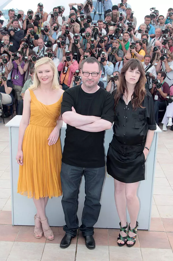 Alaturi-de-Kirsten-Dunst-si-Charlotte-Gainsbourg