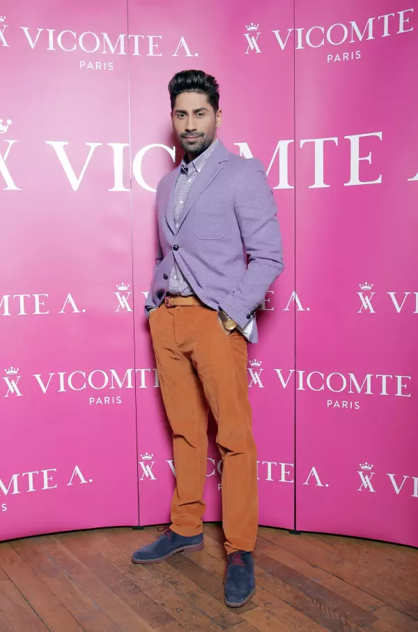 Connect-R, in outfit Vicomte A.