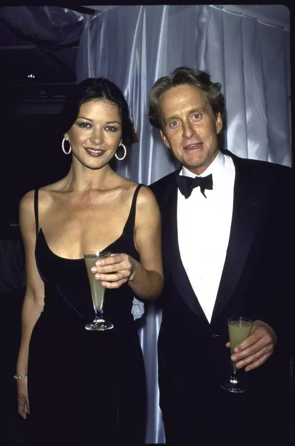 povestea-unei-casatorii-incheiate-dupa-13-ani-cum-au-fost-afectati-catherine-zeta-jones-si-michael-douglas_2