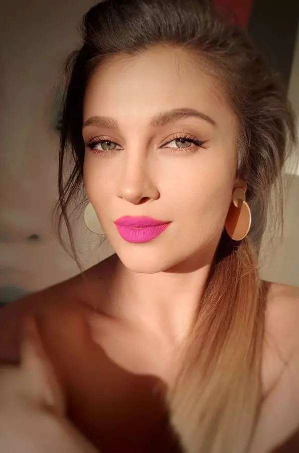 lora-390920l-600x0-w-749306b1