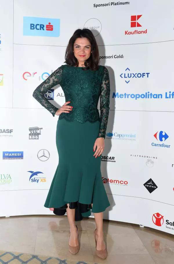 Malvina Cservenschi - Rochie Rhea Costa