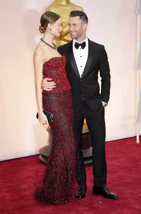 Behati Prinsloo si Adam Levine