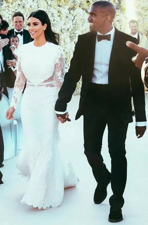 7. Rochia purtată de Kim Kardashian la nunta cu Kanye West - 500.000 de dolari