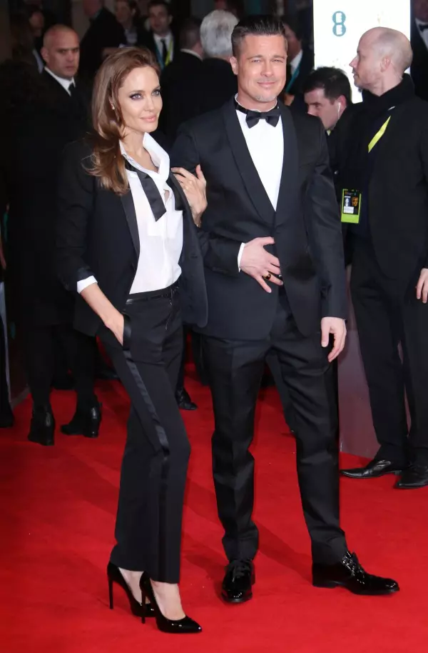 Angelina Jolie - Tuxedo Saint Laurent si Brad Pitt - Tuxedo Valentino