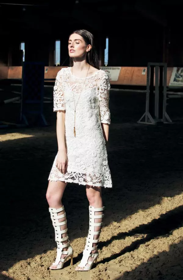 Rochie Guess, 665 lei; sandale Musette, preț la cerere; colier Accessorize, 89,90 lei.