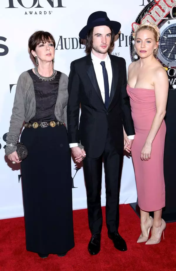Phoebe Nicholls, Tom Sturridge si Sienna Miller