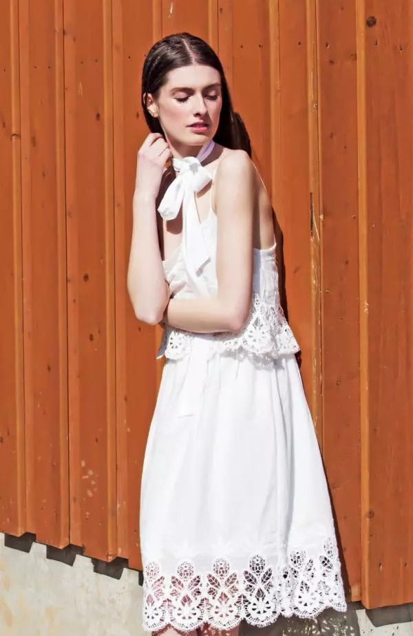 rochie Manuri, 1.450 lei; sandale J. Maurice, 550 lei