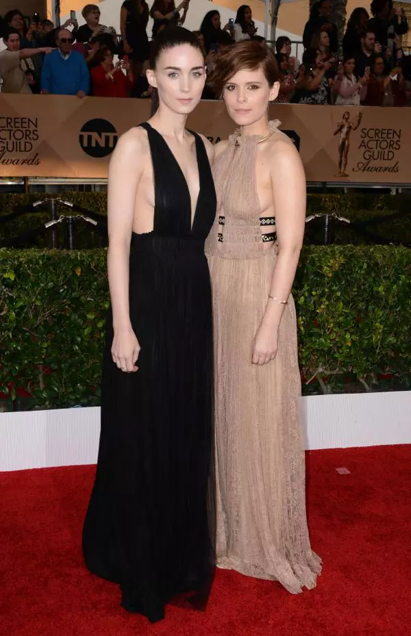 Rooney (rochie Valentino) si Kate Mara