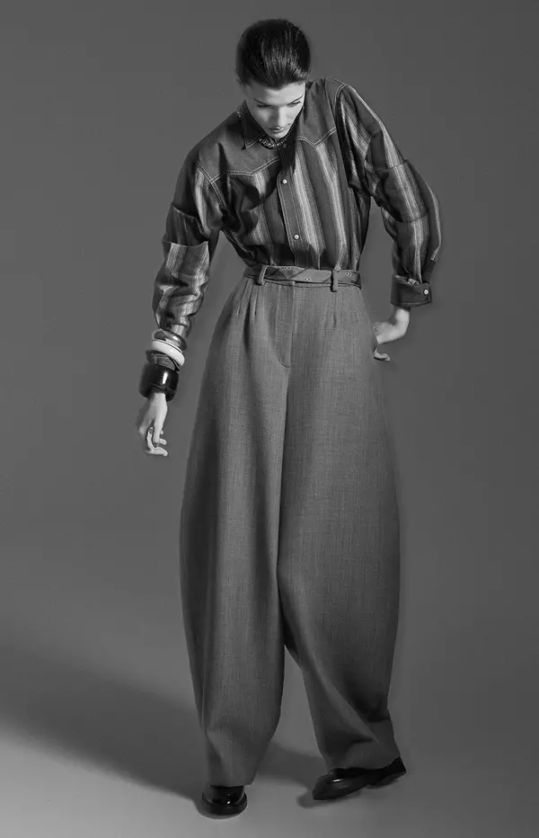 Cămașă SCOTCH & SODA, WWW.ZALANDO.RO; pantaloni MAGDA BUTRYM și colier PEARL OCTOPUSS.Y, ambele magazinul APARTERRE; pantofi CHLOÉ, magazinul MENGOTTI; brățări din recuzita stilistei.