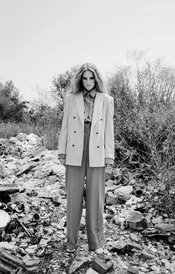 Sacou din lână, @vintage_charm_seeker, 100 lei; Cămaşă, @VintageCollectionRo, 70 lei; Pantaloni, Acne Studios, 1.355 lei, www.matchesfashion.com; Pantofi, @DottyBalerina, 85 lei.